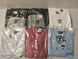 Plusieurs t-shirts sont emballés dans des sacs en plastique sur une table