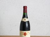 une bouteille de vin posée sur une table