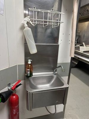 un évier et un extincteur dans une cuisine