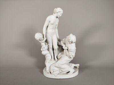 une image représentant une statue d'une femme et de deux enfants