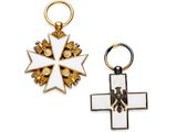 deux médailles et une croix sur fond blanc