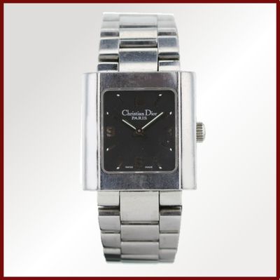 une image d'un gros plan d'une montre-bracelet sur un fond blanc
