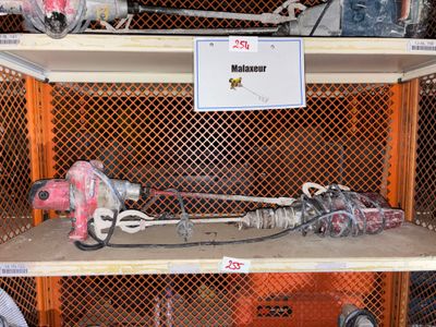 deux étagères sur lesquelles sont posés divers outils