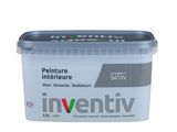 un gros plan d'un pot de peinture sur fond blanc