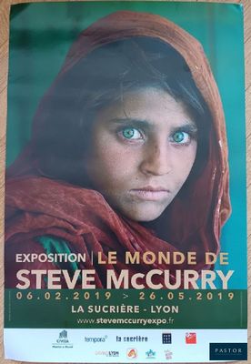affiche de l'exposition « Le monde de Steve McCurry » consacrée à Steve McCurry