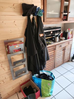 un porte-manteau sur lequel sont suspendus tout un tas de vêtements