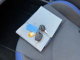 un siège auto sur lequel est posé un trousseau de clés