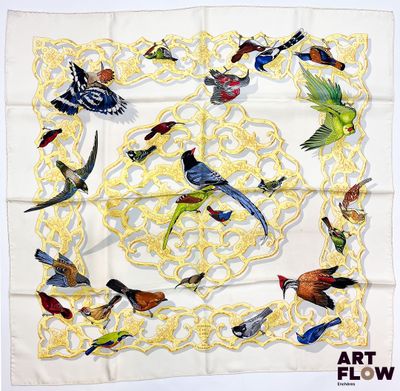 une image représentant un foulard carré orné d'oiseaux sur fond blanc