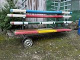 un chariot sur lequel sont empilés un tas de tuyaux