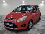 La Ford Fiesta rouge est garée dans une grande pièce.