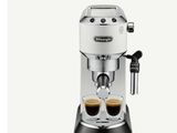 gros plan d'une machine à café sur fond blanc