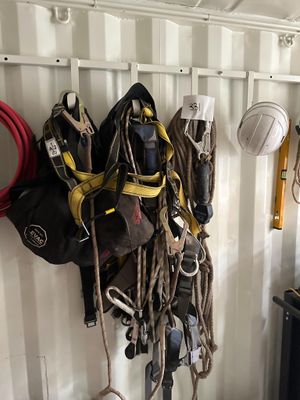 de nombreux outils accrochés au mur du garage