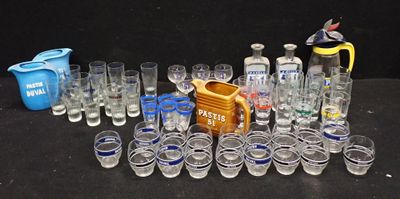 beaucoup de verres et un pichet sur la table
