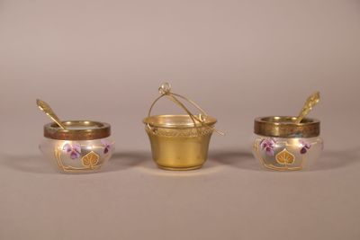 trois petits pots contenant chacun une cuillère