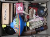 une boîte remplie de jouets et d'autres objets