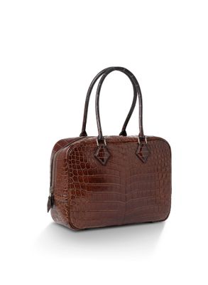 un sac à main en cuir de crocodile marron sur fond blanc