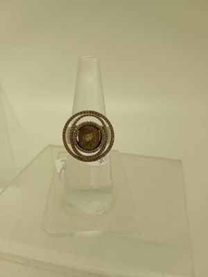 un anneau posé sur un socle en verre
