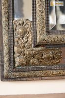 Miroir à pareclose en laiton repoussé. (photo 2)