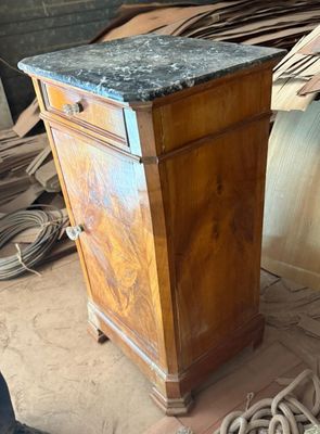 Chevet en placage de bois, dessus marbre, ouvre à un tiroir …