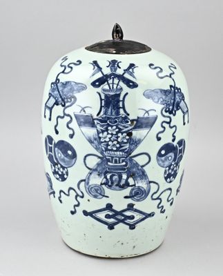 un vase bleu et blanc orné d'un oiseau