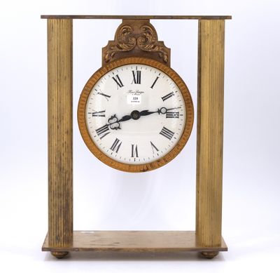 une image représentant une horloge en bois dont le cadran comporte des chiffres romains