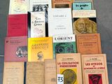 plusieurs livres sont empilés sur une table