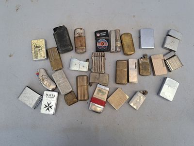 de nombreux types différents de briquets, disposés sur le sol