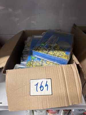 une boîte en carton contenant beaucoup de livres