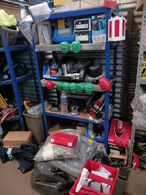 une pièce remplie d'une multitude d'objets de toutes sortes