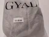 un sac en plastique sur lequel est collée une étiquette portant l'inscription « gyal »