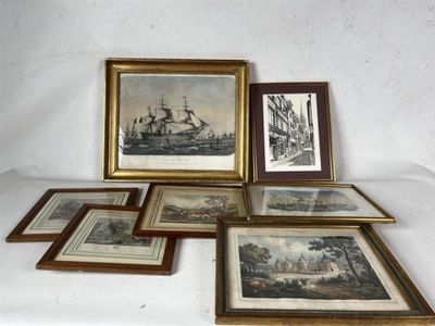cinq photos encadrées représentant des bateaux, posées sur une table