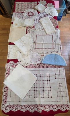 une table recouverte d'une nappe rouge et blanche, avec des serviettes posées dessus