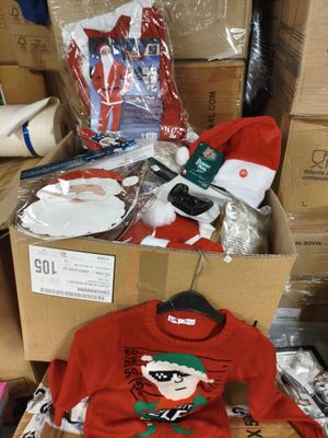 une boîte en carton contenant un pull et d'autres objets