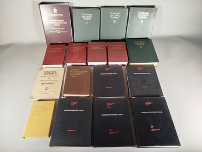 plusieurs livres sont empilés sur une table