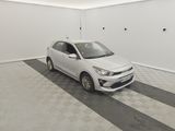 la voiture blanche est garée dans le garage sur le sol en damier
