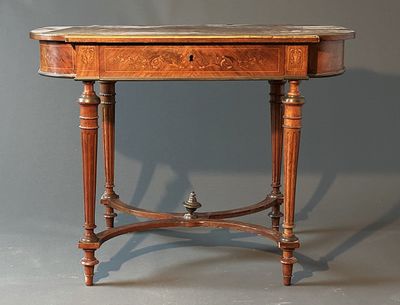 une petite table avec un plateau en marbre sur fond gris