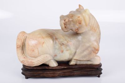sculpture en marbre représentant un cheval, posée sur un socle en bois