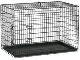 une cage pour chien en métal noir dont la porte est ouverte