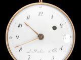 gros plan d'une montre de poche en or sur fond noir