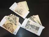 cinq vieilles cartes postales posées sur une table noire, avec l'image d'un train