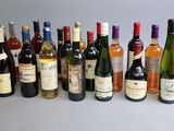 plusieurs bouteilles de vin alignées sur une table