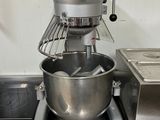 un mixeur argenté posé sur le plan de travail d'une cuisine