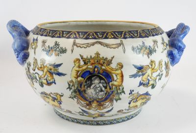 un vase bleu et blanc avec l'image d'un homme dessus