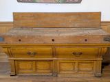 un vieux banc en bois avec deux tiroirs en dessous