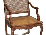 une image représentant une chaise en bois avec un dossier et une assise en rotin