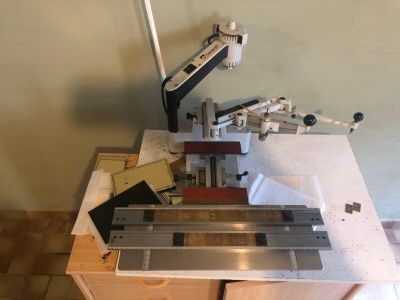 une machine posée sur une table