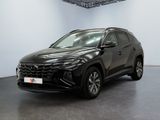 Un SUV noir est garé dans une grande pièce.
