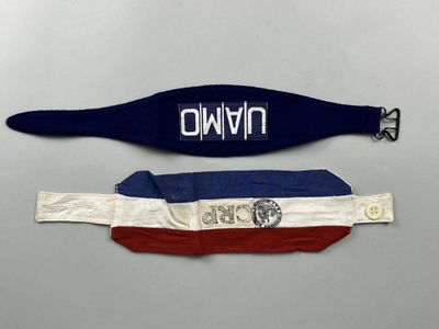 deux bracelets de couleurs différentes portant l'inscription « down town »