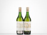 deux bouteilles de vin posées l'une à côté de l'autre sur une table