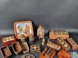 de nombreux objets différents posés sur une table